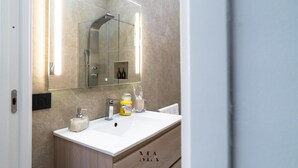 تجهيزات دش، مجففات شعر، مراحيض شطف، مناشف