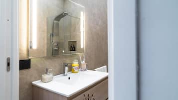 Dusche, Haartrockner, Bidet, Handtücher