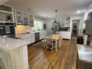 Mikrobølgeovn, ovn, kokeplater og oppvaskmaskin