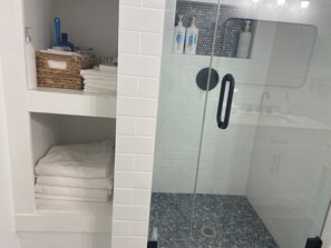 Ducha, secador de pelo, toallas y jabón