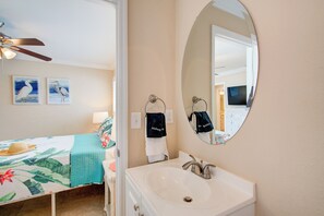 4 Schlafzimmer, Schreibtisch, Bügeleisen/Bügelbrett, Reisekinderbett