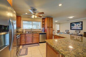 Kjøleskap, mikrobølgeovn, ovn og kokeplater