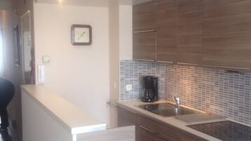 Een microgolfoven, een kookplaat