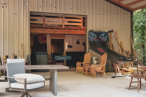 NEW King's Adventure Cabin -10 miles from downtown Tupelo - 17 acres