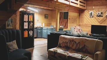 Älytelevisio, takka, DVD-soitin, pöytäjalkapallopöytä