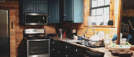 Jääkaappi, mikroaaltouuni, uuni, liesi