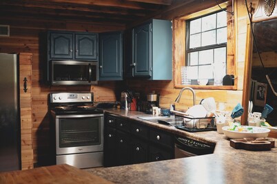 NEW King's Adventure Cabin -10 miles from downtown Tupelo - 17 acres