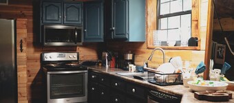 NEW King's Adventure Cabin -10 miles from downtown Tupelo - 17 acres