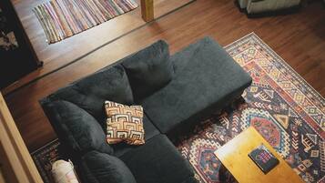 TV connectée, cheminée, lecteur de DVD, baby-foot