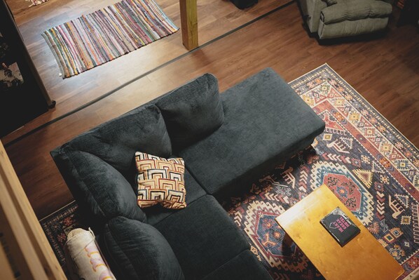 Smart TV, chimenea, reproductor de DVD y futbolito