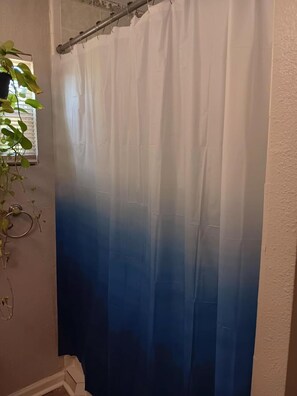 Secador de cabelo, toalhas de banho, sabonete, papel higiênico