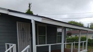 A single-story house with a covered porch and a small front yard. - Charming, private house minutes from PADRE ISLAND  Corpus Christi. 2 full baths (Corpus Christi)