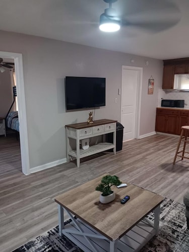 Charming, private house minutes from PADRE ISLAND  Corpus Christi. 2 full baths