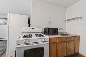 Habitación doble Confort, 2 camas Queen size, cocineta | Cocina privada | Refrigerador y microondas