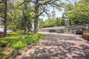 Front of property - Oak Crest Motel (Adams)