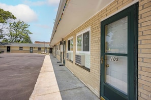 Exterior detail - Oak Crest Motel (Adams)