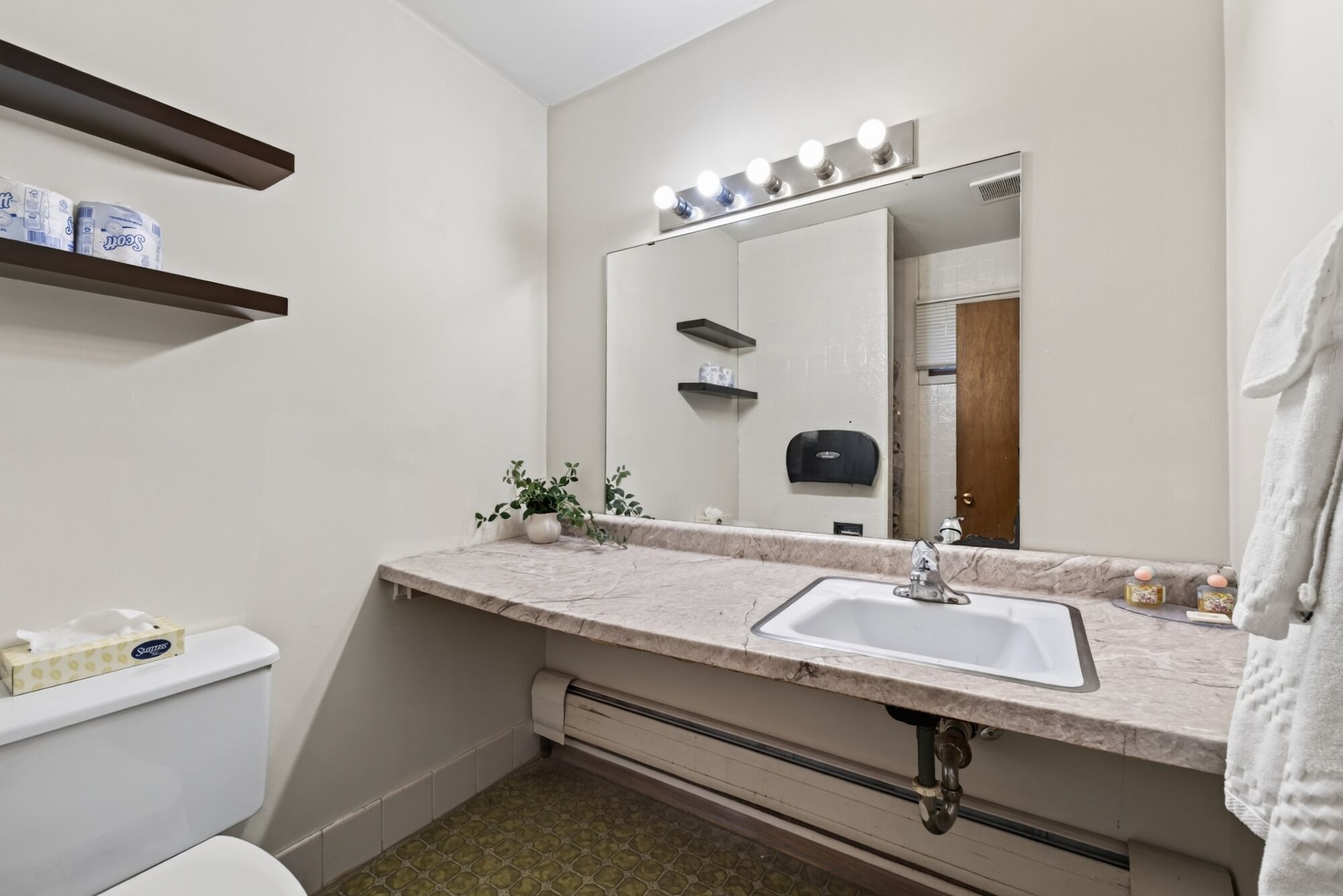 Habitación Confort doble, 2 camas de matrimonio | Baño | Ducha, toallas, jabón y champú