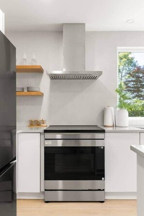 ثلاجة، ميكروويف، فرن، موقد طهي مسطح