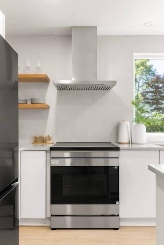 Modern Luxury Cabin on 2.5 Acres with Fenced Yard