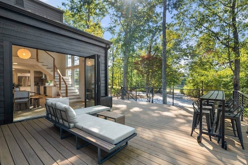 Modern Luxury Cabin on 2.5 Acres with Fenced Yard