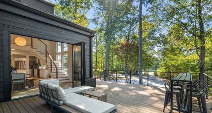 Modern Luxury Cabin on 2.5 Acres with Fenced Yard