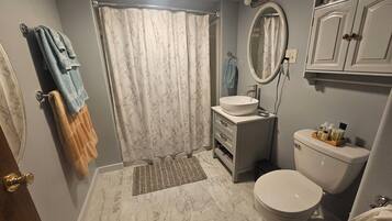 Haartrockner, Bidet, Handtücher, Seife