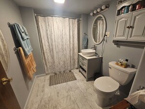 Haartrockner, Bidet, Handtücher, Seife