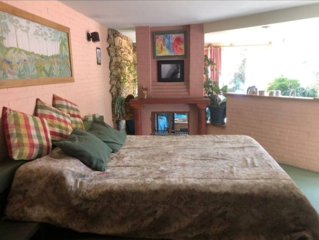 1 dormitorio, tabla de planchar con plancha, ropa de cama