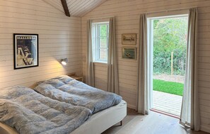 5 bedrooms, iron/ironing board, travel crib, free WiFi