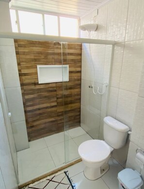 Secador de cabelo, bidê, toalhas de banho, sabonete