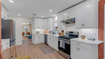 Een koelkast, een magnetron, een oven, een kookplaat