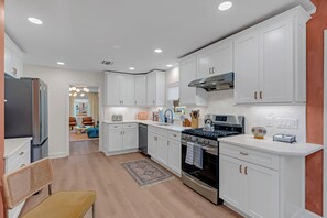 ثلاجة، ميكروويف، فرن، موقد طهي مسطح