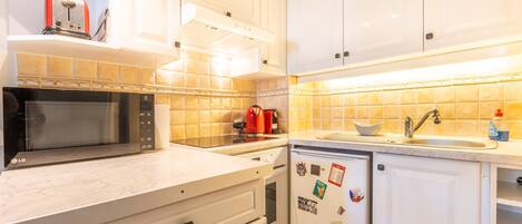 Een koelkast, een microgolfoven, een oven, een kookplaat