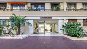 A hotel entrance with a sign reading "Residencias Flores II". - Wonderful Apartment Croisette Martinez - Parking (Cannes)