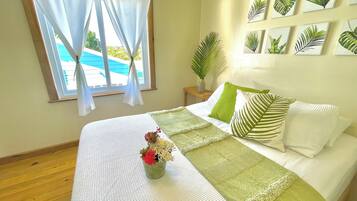 Departamento clásico, cocina, vista a la laguna | Camas con efecto memoria, decoración personalizada y muebles diferentes