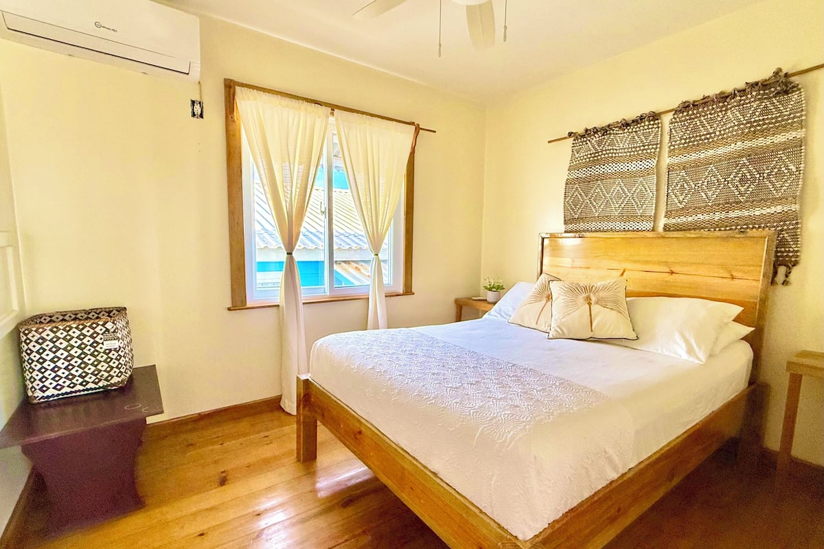 Classic Apartment, Kitchen, Lagoon View | Dihias secara berasingan, dilengkapkan perabot secara berasingan