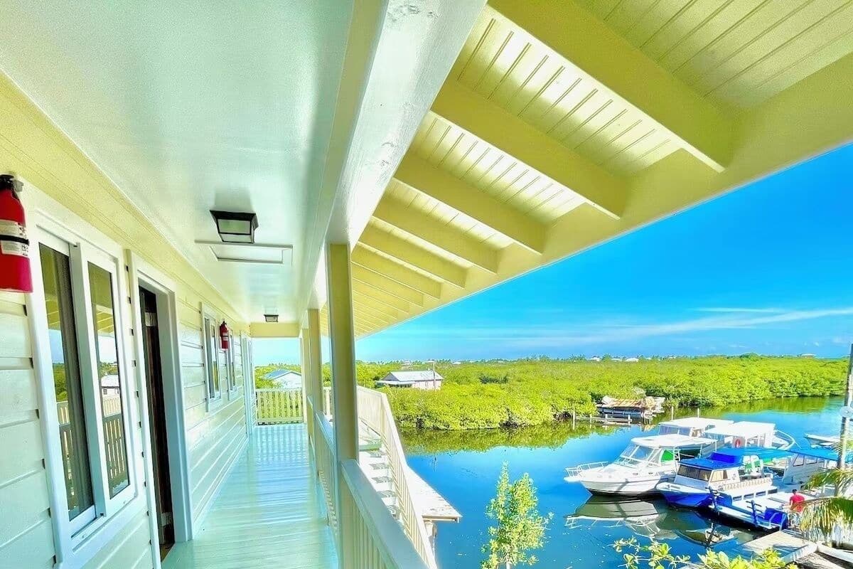 Ein überdachter Balkon mit Blick auf eine Marina und das Wasser.