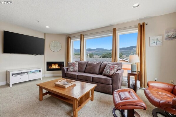 TV, fireplace