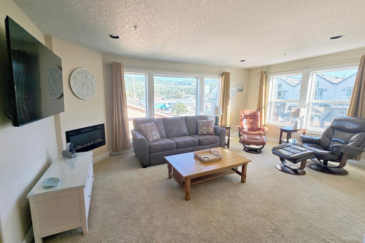 Televisión y chimenea 