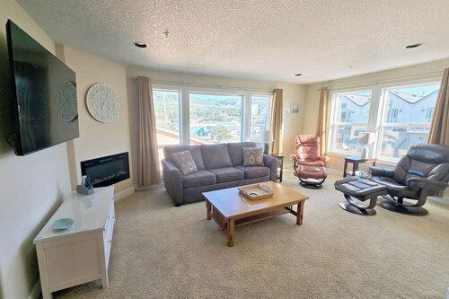 2 Bedroom Condo in the Heart of Rockaway Beach