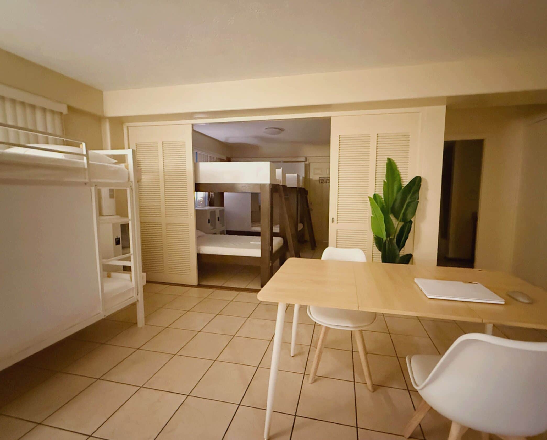 Skrivebord, skrivebord for bærbar PC og strykejern/-brett