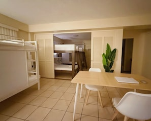 Skrivebord, arbejdsområde til bærbare computere, strygejern/strygebræt