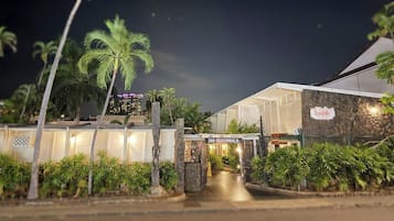 Fachada de la propiedad por la tarde o noche