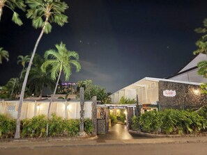 واجهة المنشأة - في المساء/الليل