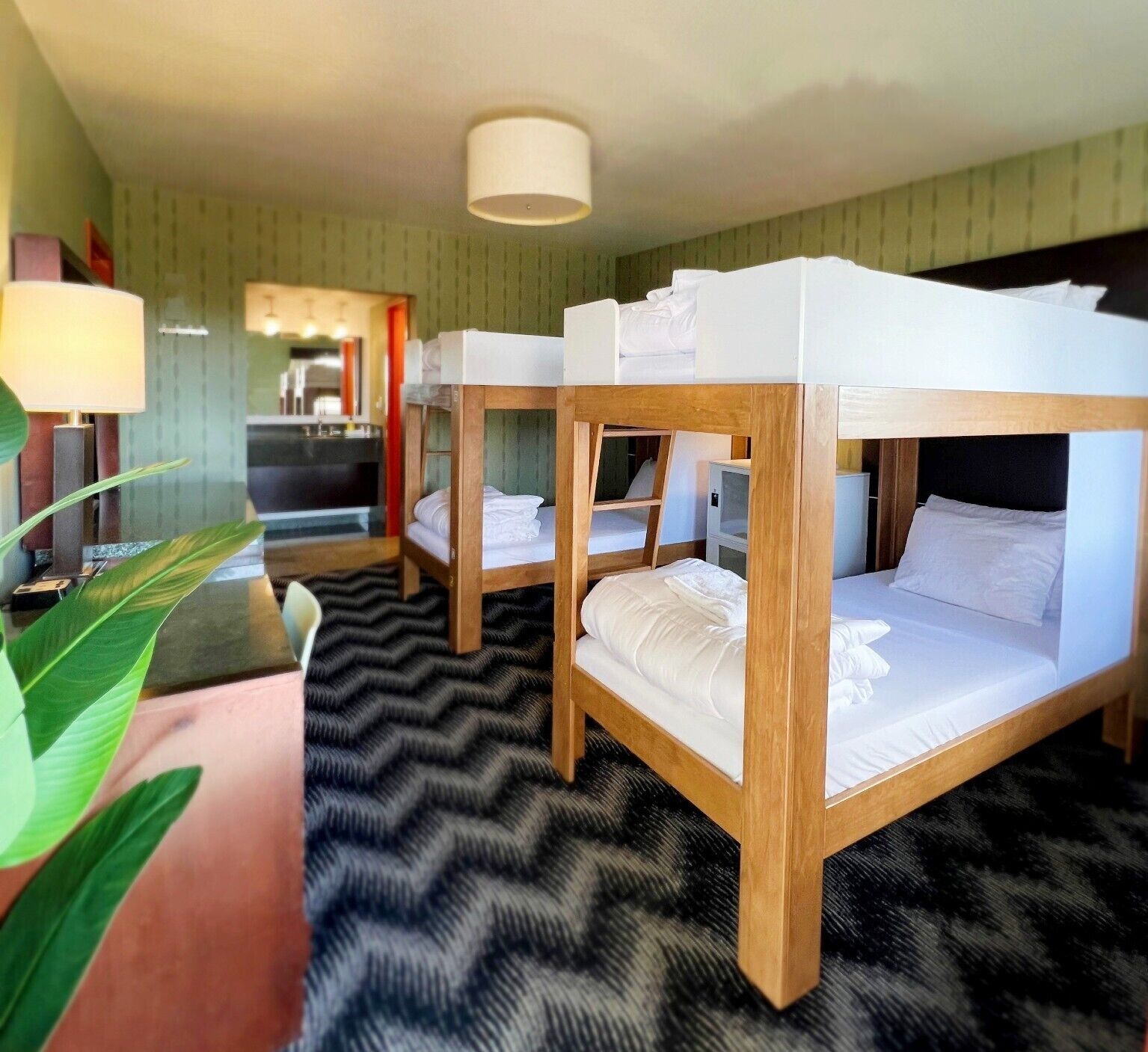 Escritorio y espacio para trabajar con un portátil