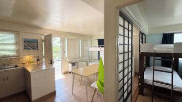 Escritorio y espacio para trabajar con laptop