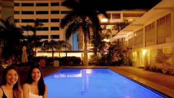 Una piscina al aire libre