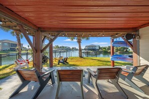 Terrace/patio - NEW The DogFish Dive Den (Hernando Beach)