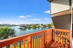 Property grounds - 4BR Waterfront • Boat Slip + Kayaks • Sunsets (Hernando Beach)