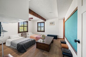4 bedrooms, iron/ironing board, WiFi, bed sheets